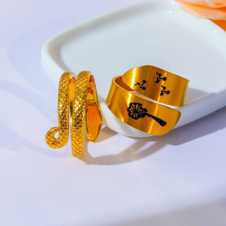 不銹鋼蛇環(huán)滴黑膠環(huán)鍍18K金彎曲啞光砂面素環(huán)